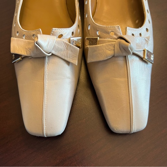 🎉Stuart Weitzman Off-white, Kitten Heel pumps. 9-1/2 narrow - Picture 2 of 12